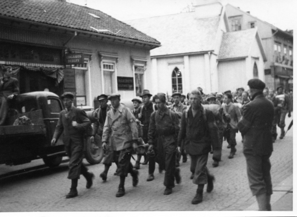 Mannskaper fra A-153 rykker inn i Tønsberg. (Foto: Ove Edgar Kværne/ Kilde: Krig og Fred- Vestfold våren 1945)