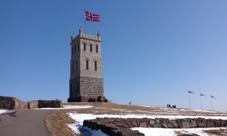 Slottsfjellstårnet med Bredestuen i forgrunnen. (Foto: Thomas Nilsen)