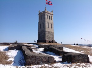 Slottsfjellstårnet med ruinen av Mikaelskirken i forgrunnen- 