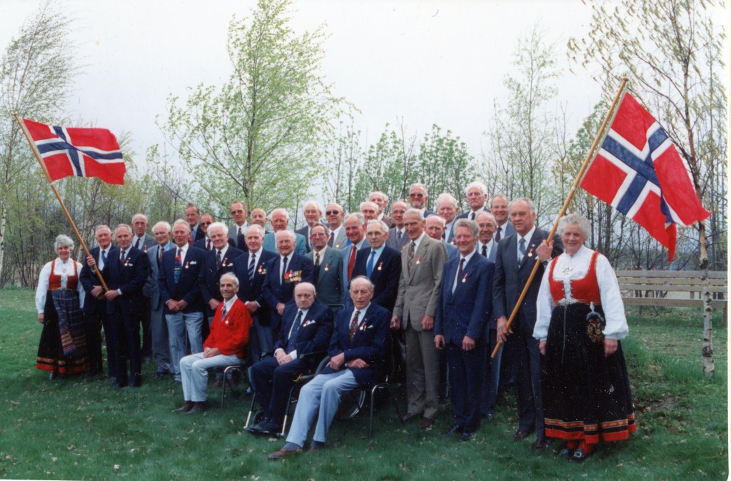 Veteranfoto med flere tidligere medlemmer av O-1535 fra 8. mai 1995 tatt ved bjørkealleen sydøst for Menighetshuset i Våle. Bakerste rekke f.v: Bjarne Anfinnsen, Sigmund Kjølstad, Arve Gran, Leif Åsenden, Peder Fossnå, Gunnar Lund, Olav Gran, Lars Rustan, Sigurd Bråthen, Gert Grødal, Erling Åsenden, Knut Bu, Alf Skinnes, Bjarne Gunnerød, Magnus Sanner, Sølver Rustan, Håkon Heum, Oddvar Olsen. Første rekke f.v: Marit Haugen, Sverre Mandt, Erling Lima, Harald Wergeland, Arnfinn Rød, Sigurd Huseby, Sverre Solberg, Bjarne Eia, Kristian Gjelstad, Johan Vestad, Tollef Helstad, Kåre Skarrebo, Per Reinemo, Ingebjørg Bjerknes. Sittende f.v. Tores Benik Tumanjan, Adolf Mykland, Alfred Danielsen. 