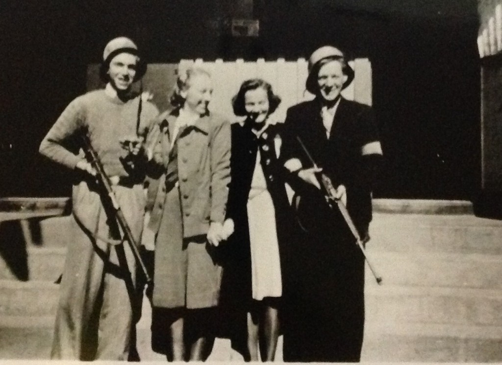 Myrvang ble brukt som samlingspunkt etter 9. mai 1945. To medlemmer av Milorg O-1543 med Lee Enfield rifler og tyske hjelmer sammen med to unge jenter. Navnene er ikke oppgitt. (Utlånt: Stokke bibliotek)