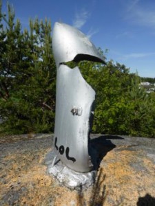 Fragment av en alliert flybombe på en høyde vest for Gokstad skole. (Foto: Thomas Nilsen)