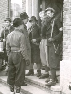 På vakt utenfor Horten Kino 9. mai 1945. Hit ble arresterte medlemmer av NS og krigsprofitører fraktet. (Utlånt: Lokalhistorisk Senter Horten)