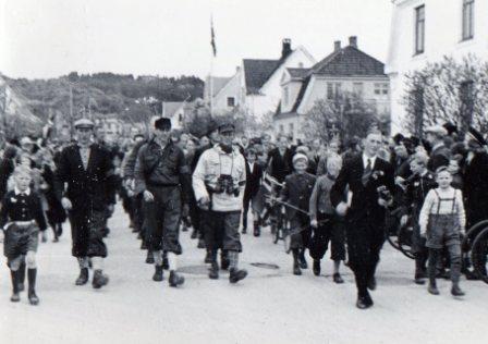 Mannskaper fra A-154 marsjerer i Sandefjord kort tid etter 8. mai 1945 i forbindelse med Grini-fangenes hjemkomst. (Privat album)