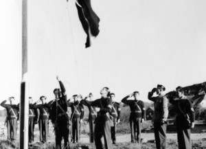 Det norske flagget heises på Bolærne fort 12. mai 1945. (Utlånt: Aasta Ragnhild Krohn)