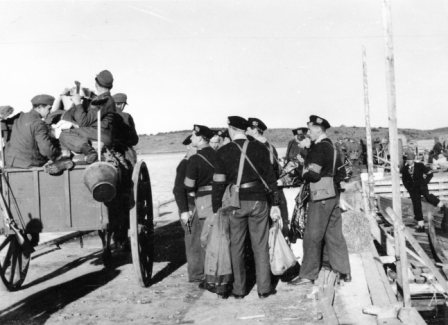 De tyske soldatene drar fra Bolærne fort, mens Milorg overtar 12. mai 1945. (Aasta Ragnhild Krohn)
