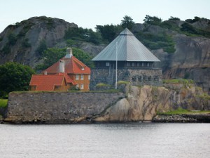 Under Den store nordiske krig lå Tordenskjolds flåte ofte utenfor Stavern. Festningen Citadellet på Karlsøy beskyttet innseilingen med sine kanoner. (Foto: Thomas Nilsen)