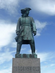 Statue av Petter Wessel Tordenskjold i Stavern. (Foto: Thomas Nilsen)