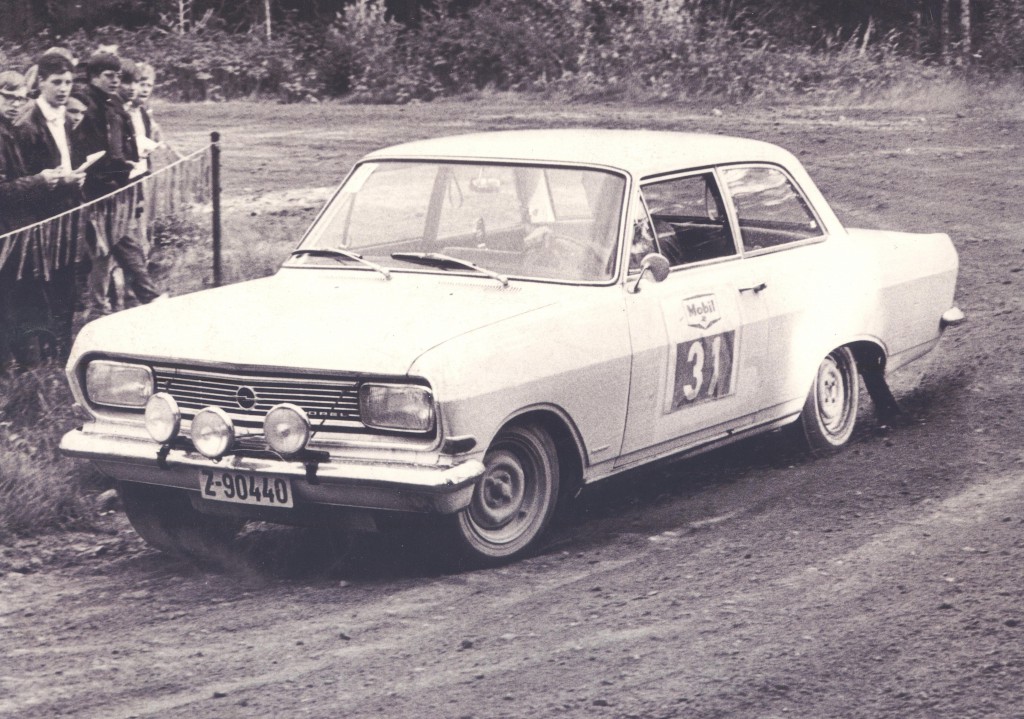 Med nummer 31 på døra under Norgesløpet i 1967 med en Opel Record 1900 B. Av Bergans auto fikk Jon Flom kjøpe nye demobiler. Samme firma og GM stilte med mekanikere og deler for å rette opp skadene etter løp. 