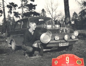Tilbake fra St. Petrus i 1965 med et utvalg av pokaler på panseret etter en kjørertur på rundt 400 mil. 