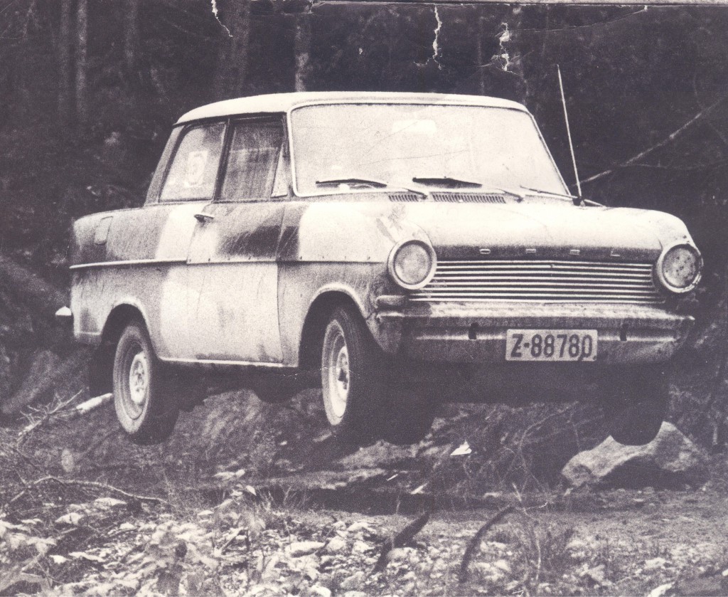 Et bilde fra et løp med en Opel Kadett 1100 fra et bakkeløp på Norefjell i 1967. Taket var støttet opp av en treplate på undersiden etter at bilen hadde fått juling i et rundkast under et tidligere løp. Annet sikkerhetsutstyr enn det som var vanlig i en personbil på 1960- tallet fantes ikke. 