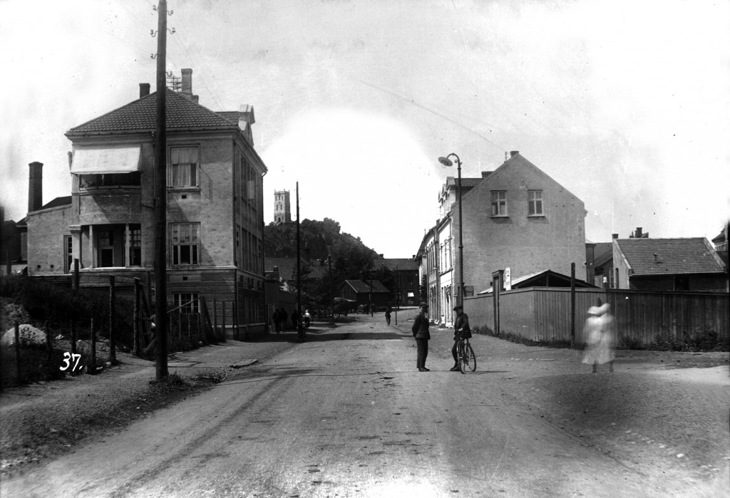 Stoltenbergsgate i 1919. Høyvekta kan skimtes i enden av gaten. Bildet er tatt i området der Stoltenbergsgate møter Slagenveien. (Ukjent fotograf. Bildet er utlånt av Slottsfjellsmuseet) 
