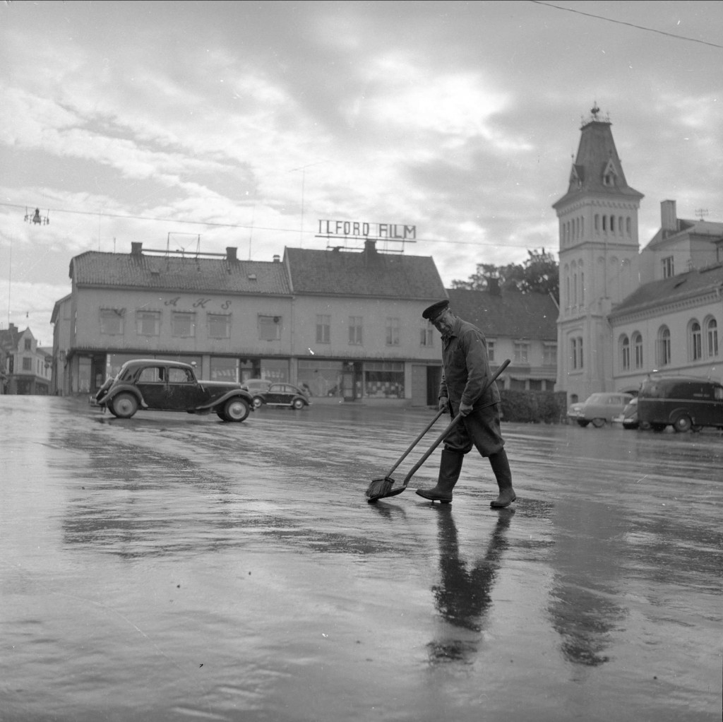 Tønsberg torv feies en morgen i juni 1954. (Dagbladet/Norsk folkemuseum)