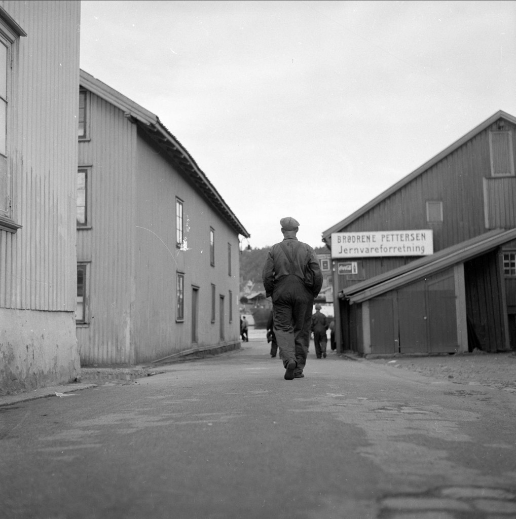 På vei nedover Munkegata på vei til arbeid en junimorgen i 1954. (Dagbladet/Norsk folkemuseum)