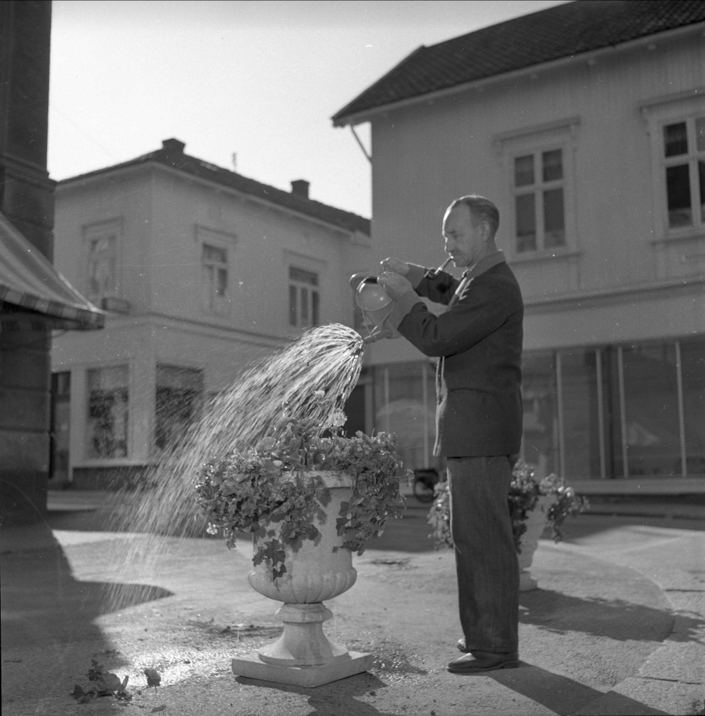 Johannes Nilsen vannet blomstene utenfor Losjen. (Dagbladet/Norsk Folkemuseum) (Dagbladet/Norsk folkemuseum)