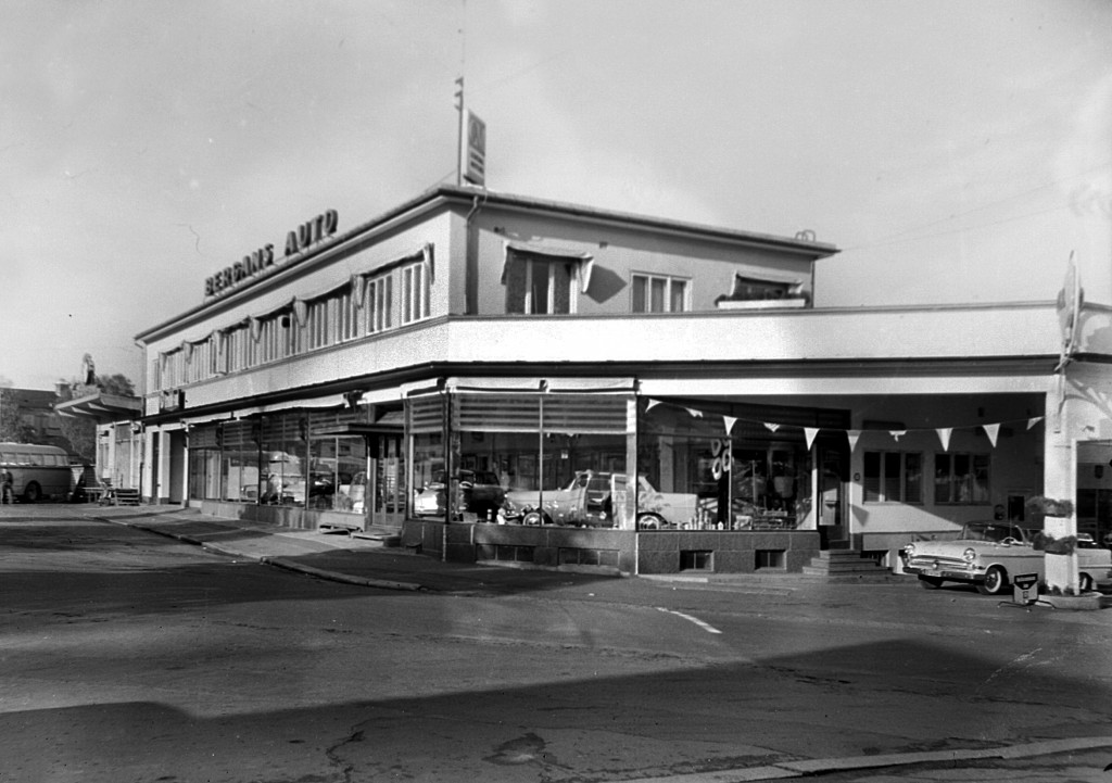 Bergans Auto på begynnelsen av 1960-tallet. Først var det en Shell-stasjon der, senere overtok Mobil. Oljekvaliteten ble bedre, motorproblemene færre i følge tidligere ansatte. (Foto: Peder L. Stangebye 1950-60. Utlånt av Slottsfjellmuseet)