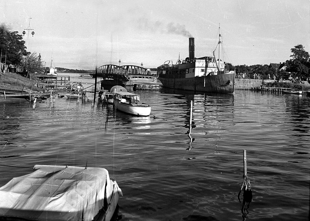 DS Jarlsberg gjennom den gamle svingbrua mellom fastlandet og Nøtterøy. Foto fra 1950. Svingbua ble erstattet av dagens bro i 1957. (Utlånt av Slottsfjellsmuseet)