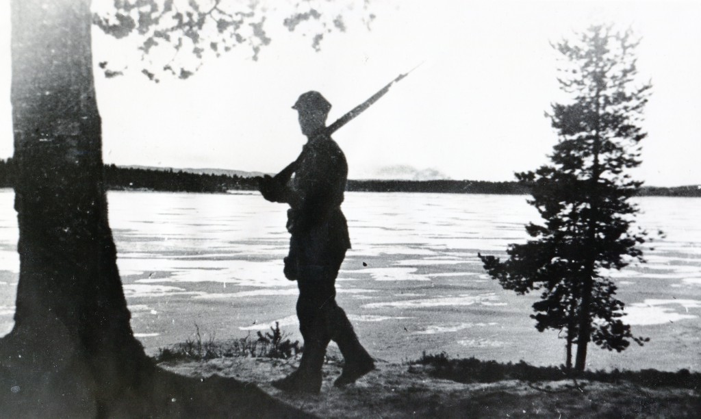 Nøytralitetsvakt i Finnmark 1939. Røyk fra kampene på finsk side i bakgrunnen. Finsk Petsamo skulle om noen måneder bli en del av Sovjetunionen, og i dag russisk område.