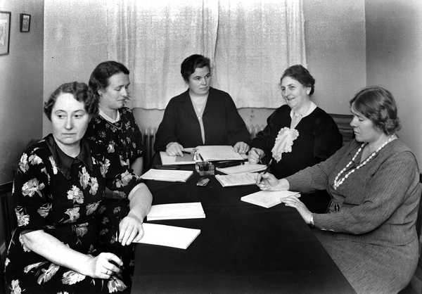 Claudia Oslen, i midten, på et møte i Tønsberg i 1939. (VFM)