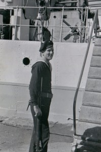 Norsk marinegast på vakt ved leideren til korvetten "Buttercup" i Sandefjord havn mai 1945. (Foto: Privat)