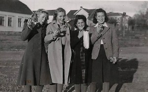 Frida, nummer to fra høyre, sammen med venninner i 1941. (Larvik museum)
