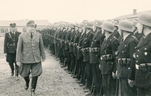 Vidkun Quisling inspiserer de norske SS-frivillige i Grefsrudleiren i Holmestrand, sammen med hirdsjef Oliver Møystad. (Foto: Digitalarkivet)