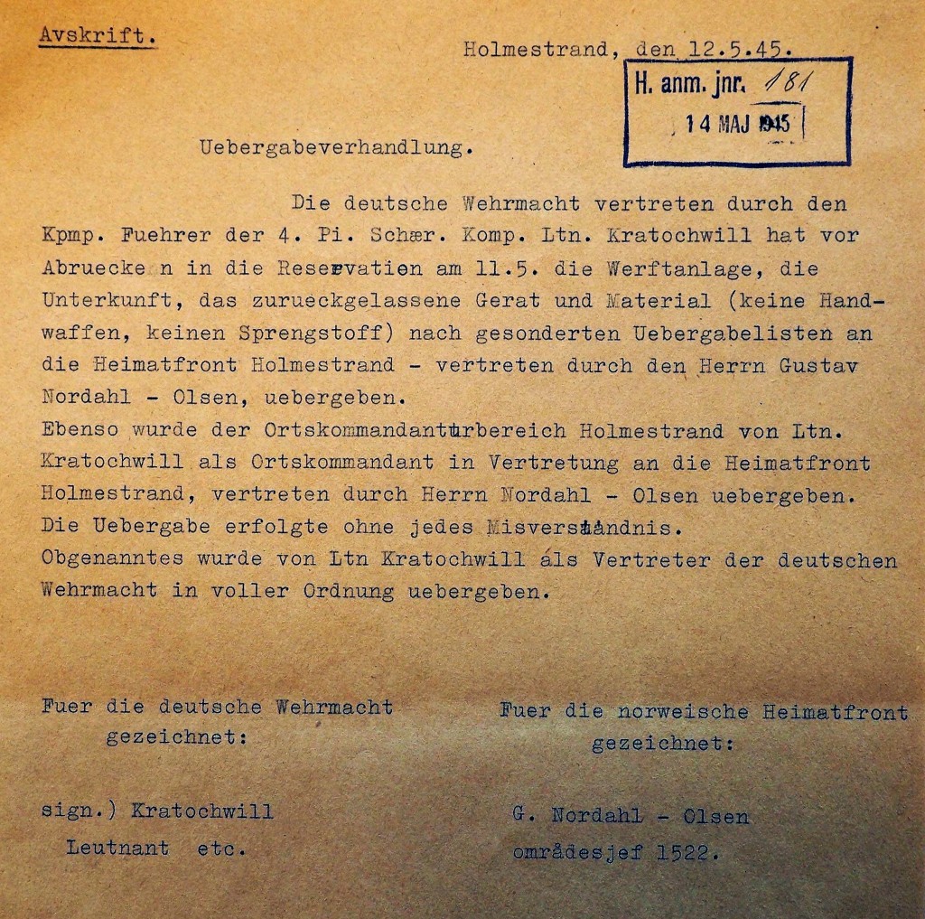 Avtalen om overtagelsen av Døveskolen 12. mai 1945. (Foto: Hans Christina Moen /Utlånt: Vestfoldarkivet) 