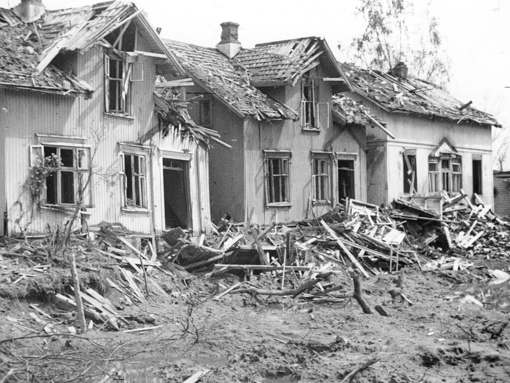 Rsultatet av bombeangrepet 25. april 1945. Det er fra venstre :Julius Firings hus , Olaf Bruuns hus og Askjemgården, og vi skimter vaktmesterboligen på Vallø Tapetfabrikk som huset Viktor Olsen.