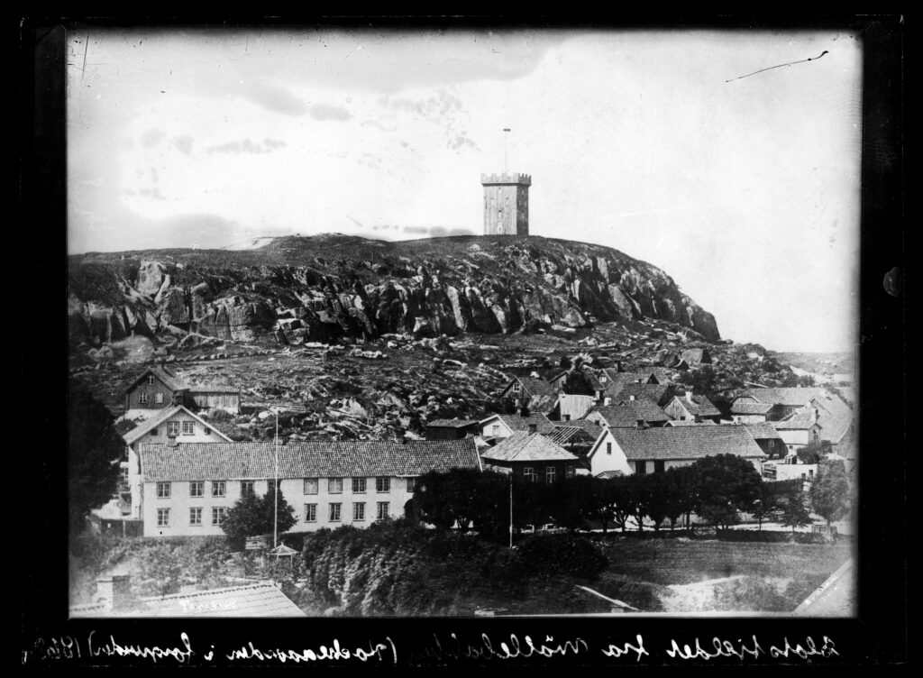 Slottsfjellet i 1868, noen år før tusenårsfesten. Tønsberg har alltid hatt et markert fjell.