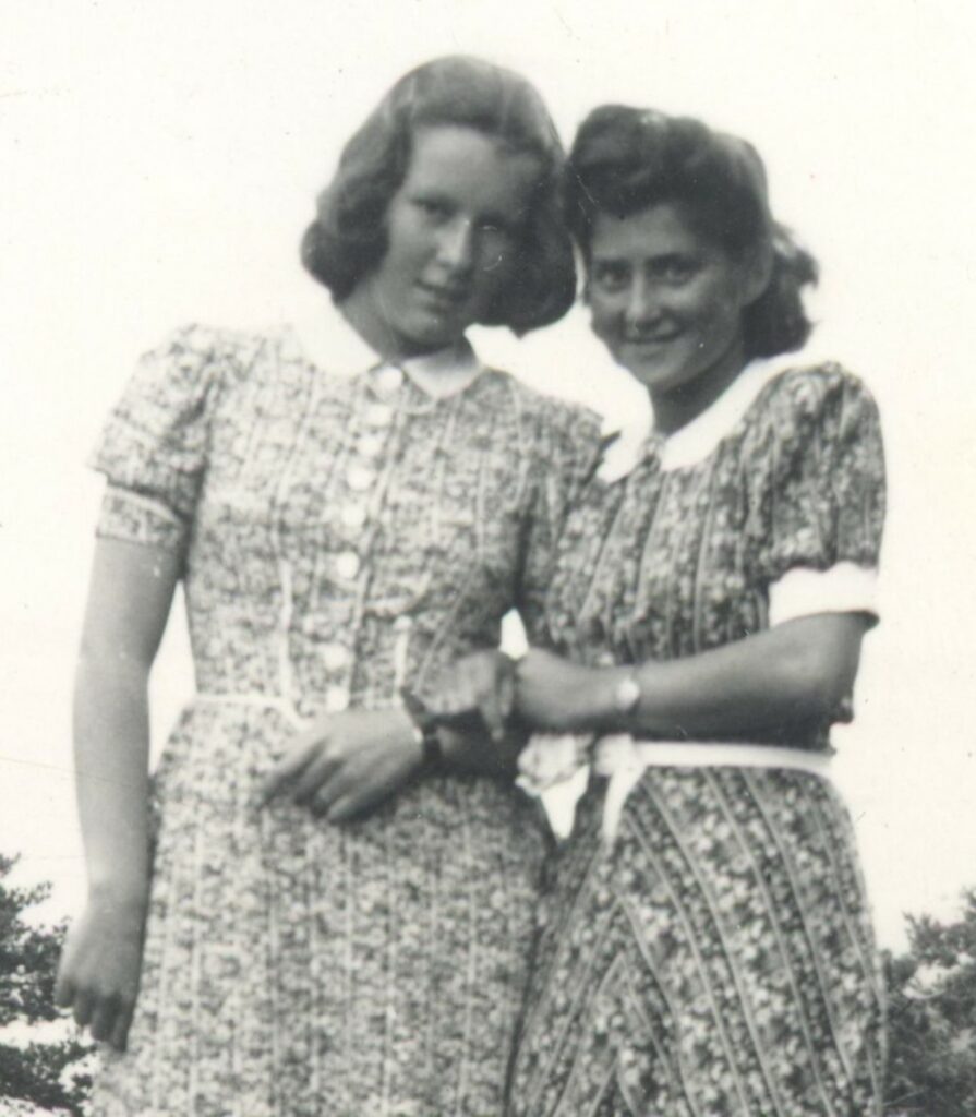 Frida Sachnowitz fra Larvik sammen med sin venninne Elisabeth på Natholmen i 1941. 