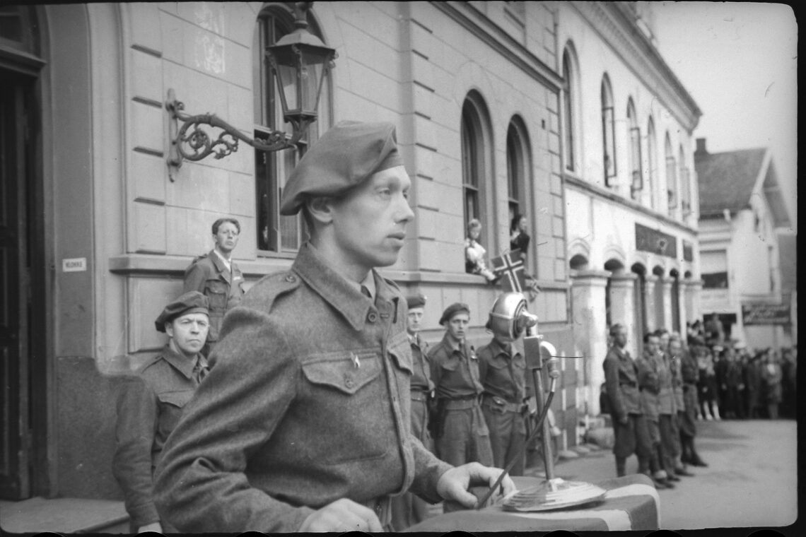 Josef Haraldsen sin flukt var dramatisk. Som beskrevet av sønnen i denne dokumentaren. Fra sommeren 1944 levde Josef Haraldsen i dekning i skogene i Vestfold, Frem til frigjøringen.