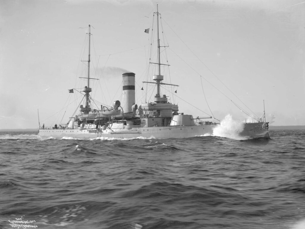 Panserskipet Harald Haarfagre var desarmert og fungerte som losjiskip på Karljohansvern i Horten 9. april 1940. 