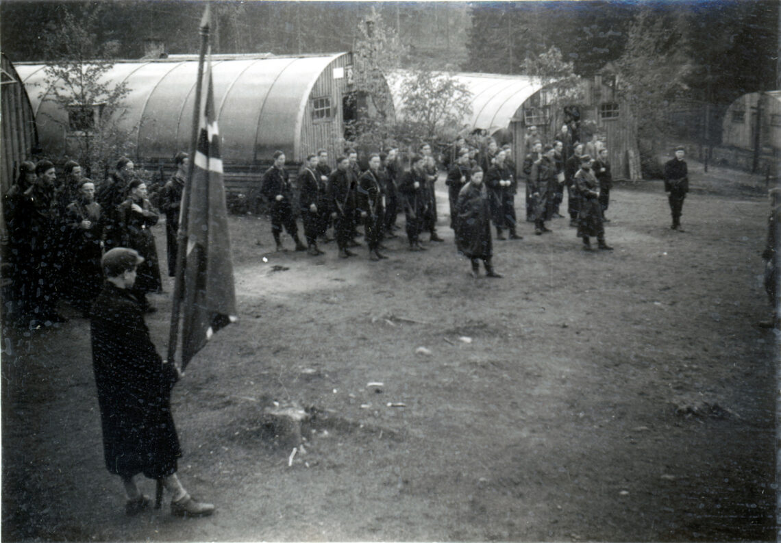 Krigsfanger i Vestfold Her fra leiren i Sande, Guriløkka. Milorg oppstilt 17. mai 1945.