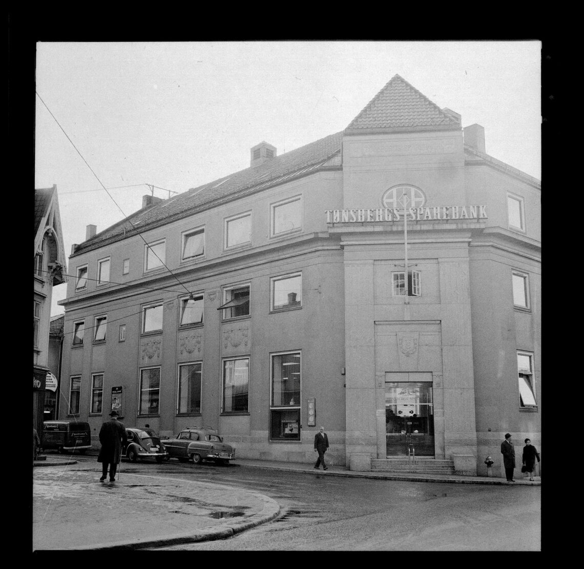 Tønsbergs Sparebank i Øvre Langgate 46 i 1968.